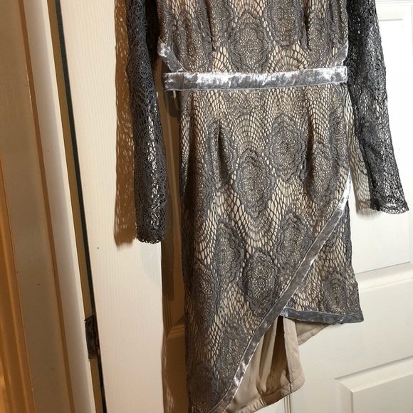 A symmetrical dress - Picture 4 of 8